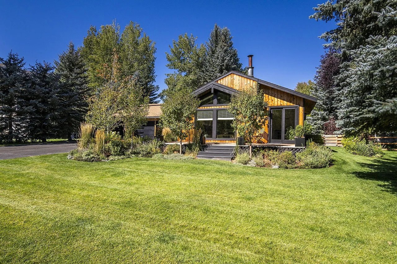 747 Paintbrush Ln