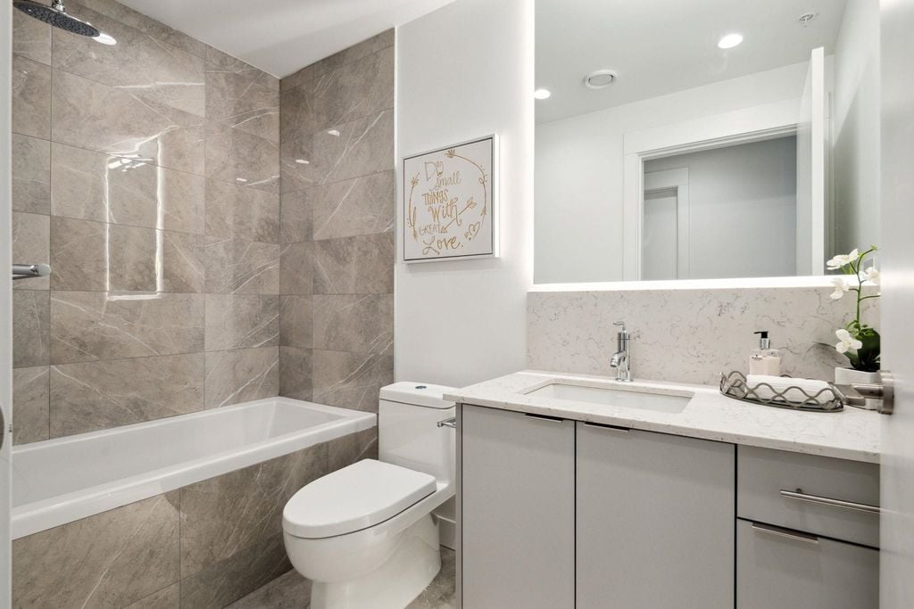 7638 Cambie St, #404