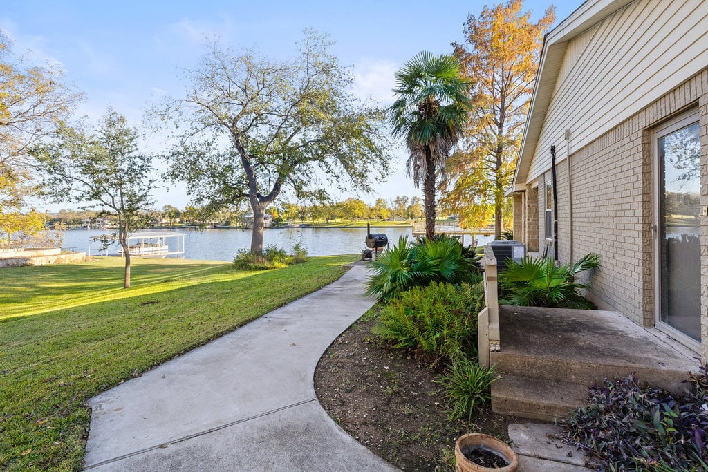 Stunning Waterfront Retreat in the Heart of Kingsland