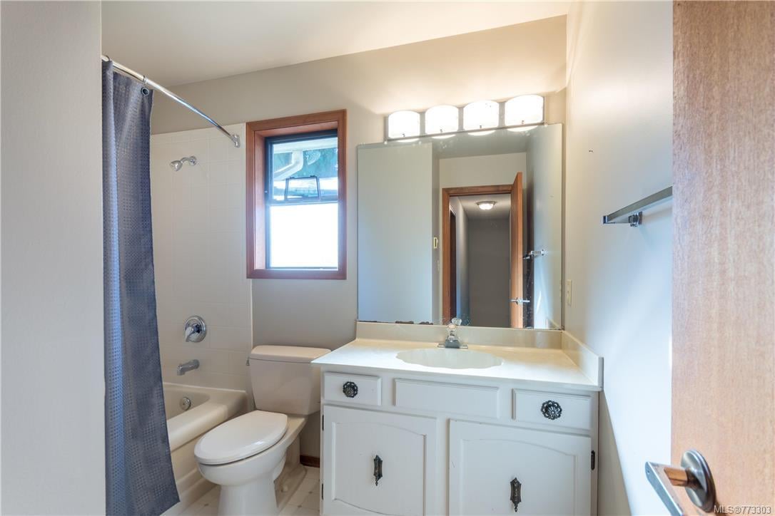 8733 Forest Park Dr, North Saanich