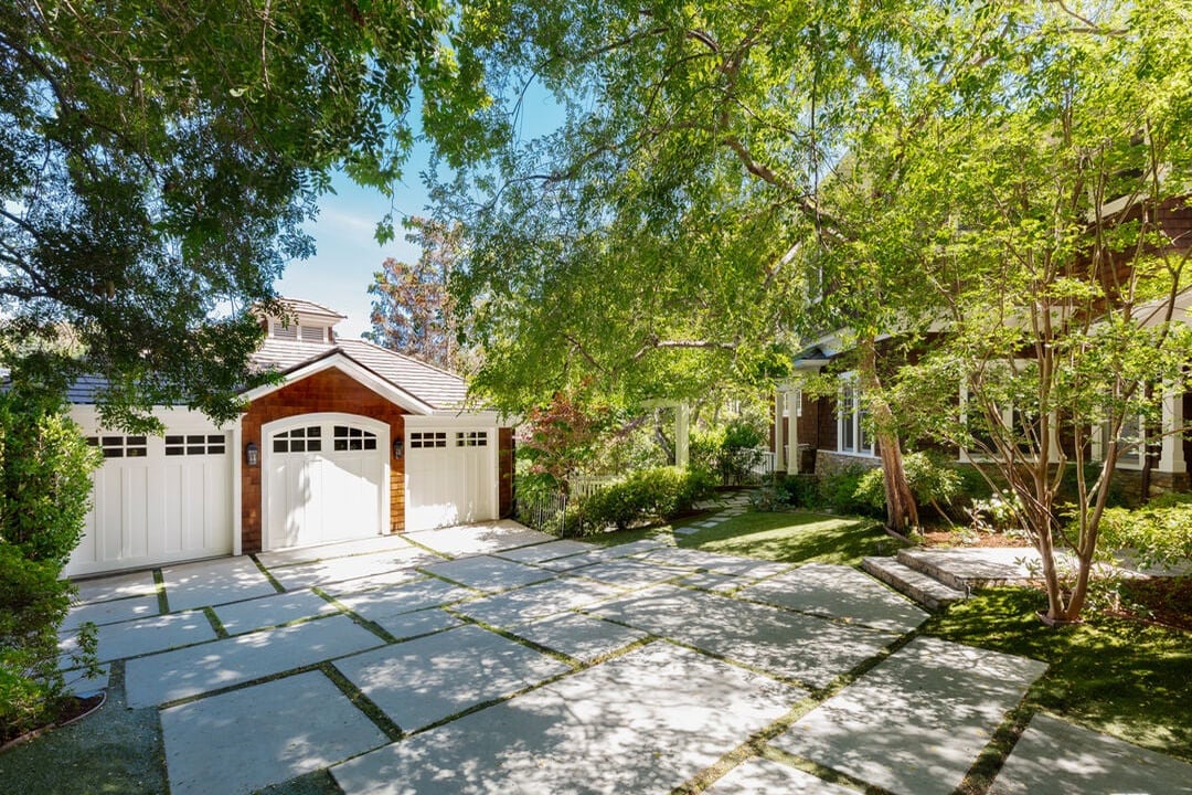 Mandeville Canyon Rd, 90049