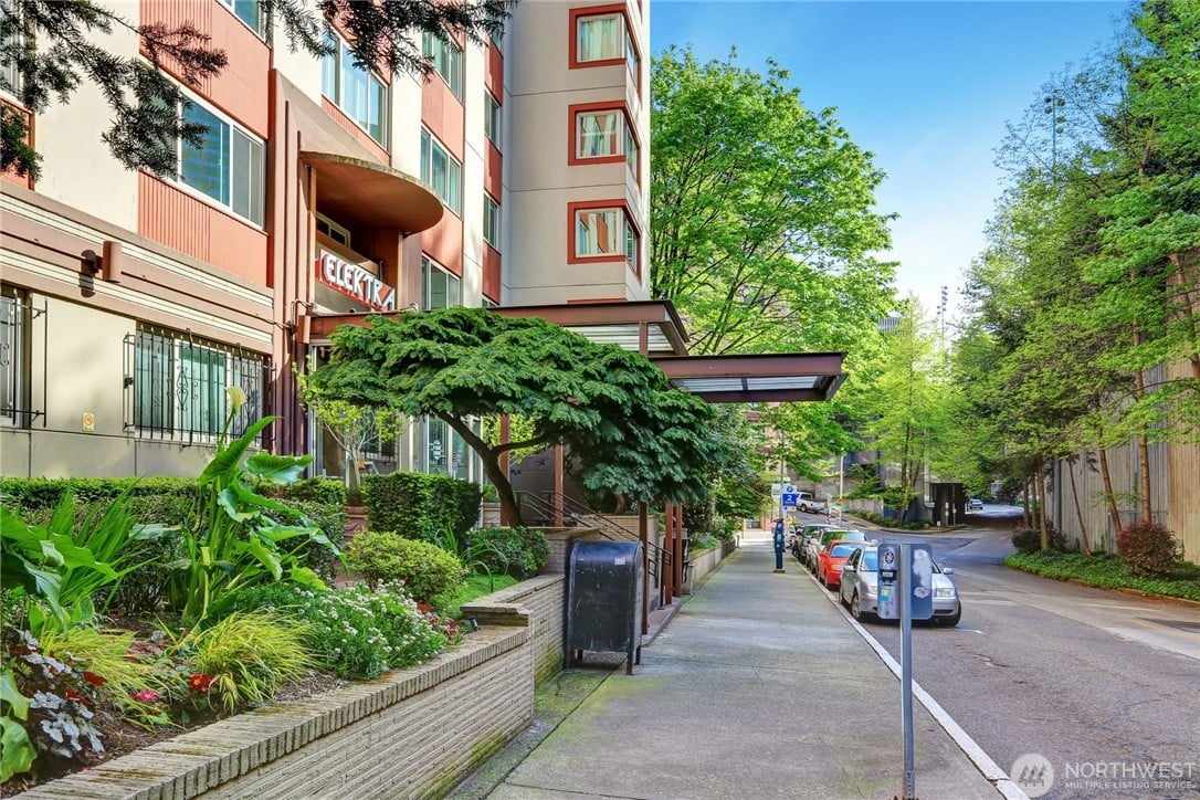 1400 Hubbell Place #206
