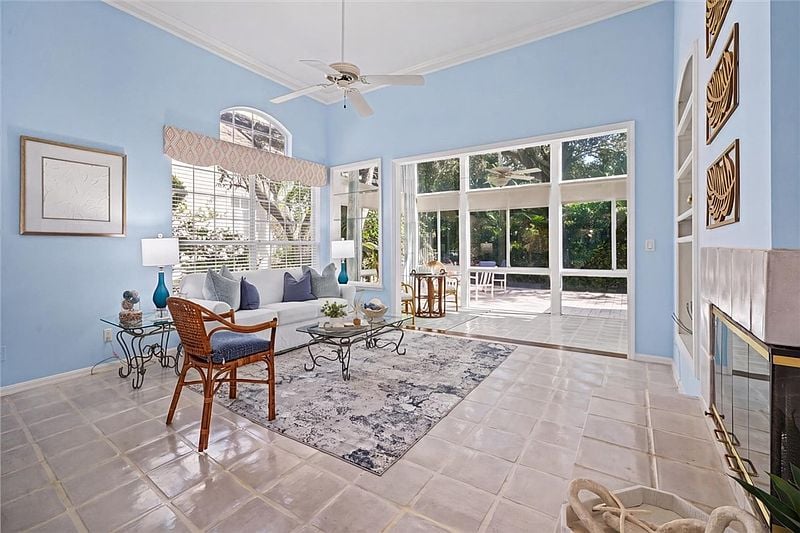 8814 Lakeside Cir