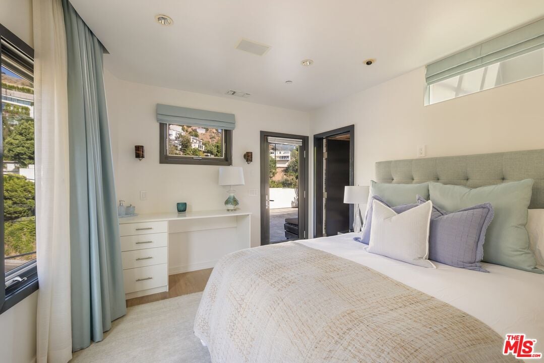 Aria Manor, Sunset Plaza Dr, 90069