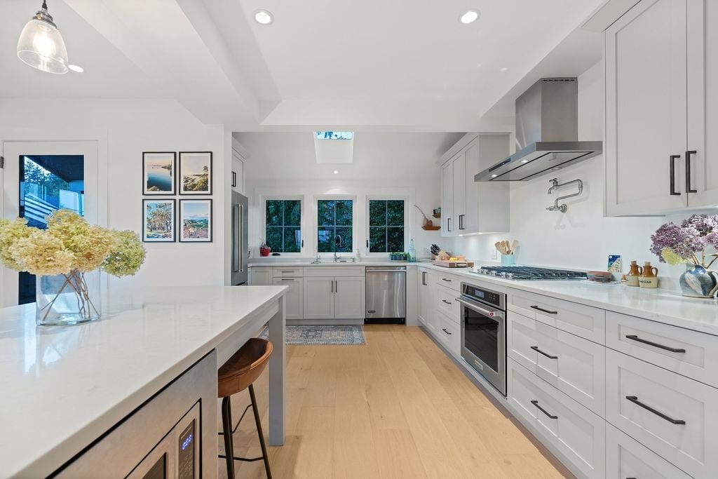 230 E 28 St