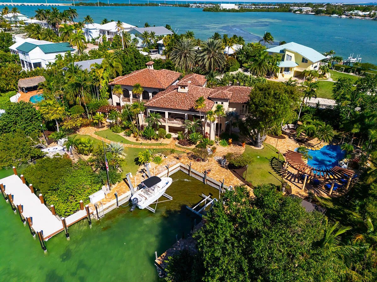 402 Harbour Dr