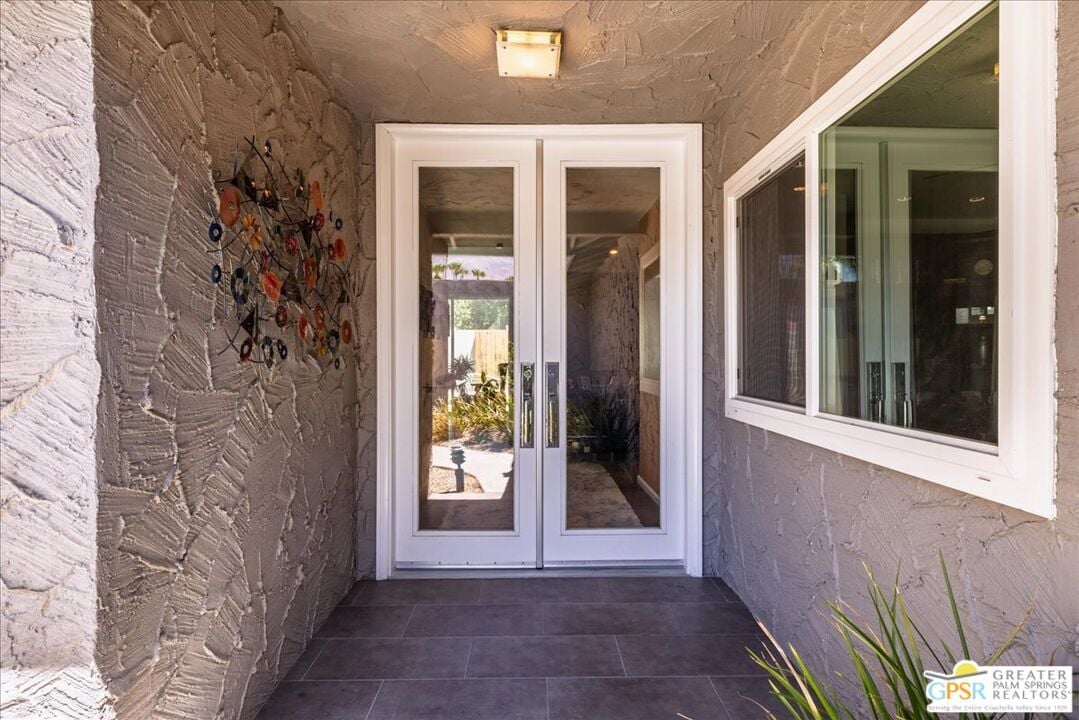 1240 S Beverly Dr