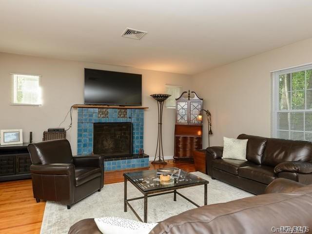 1011 Plandome Rd