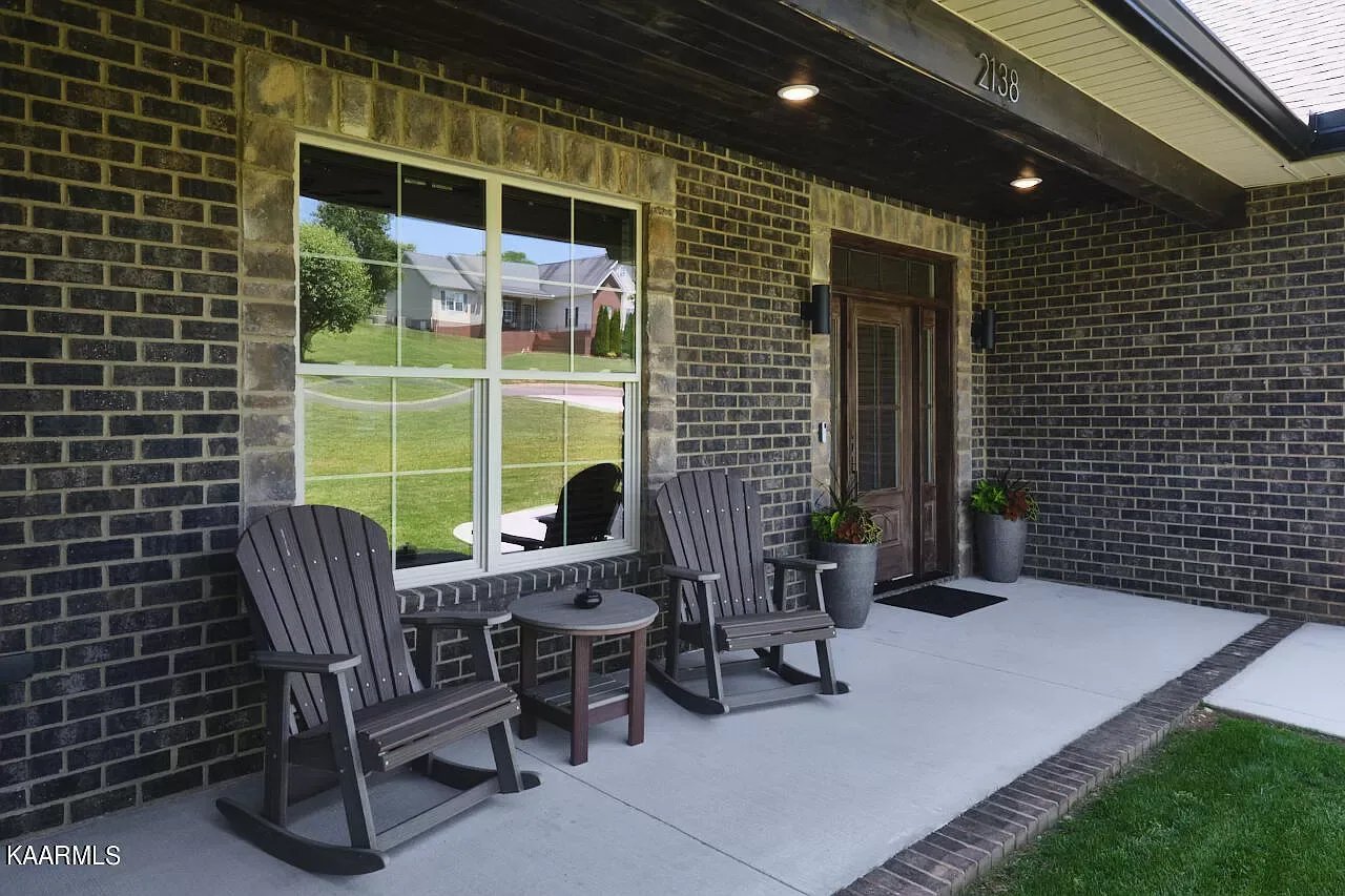 2138 Bradley Ln