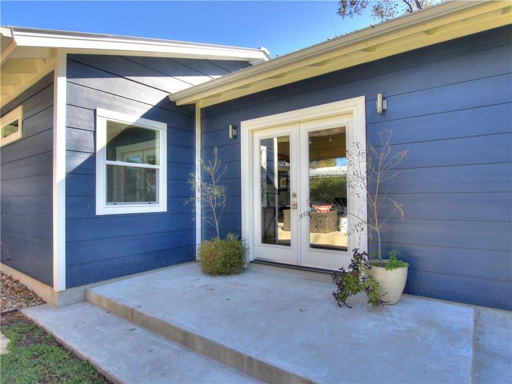 Remodeled Crestview Bungalow on .28Acre Lot