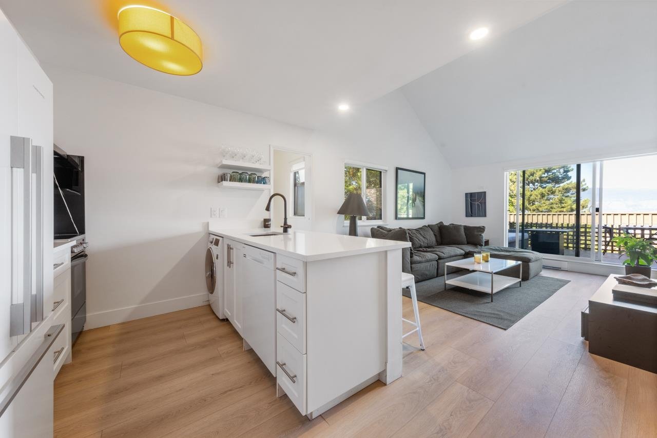 302-2458 York Ave