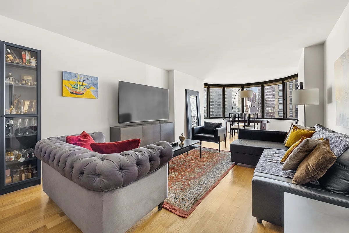330 East 38th Street Unit: 19F