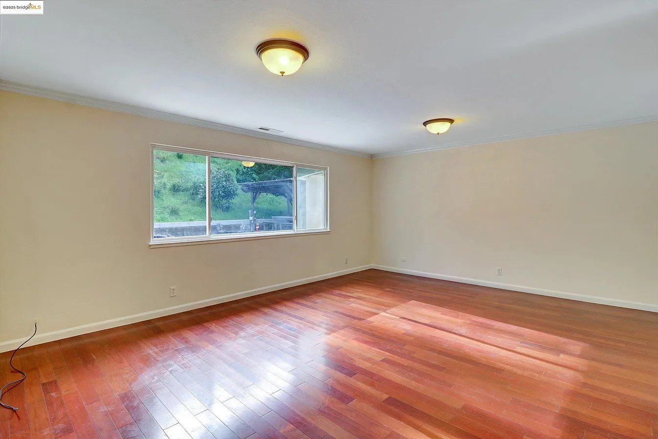 8153 Surrey Ln
