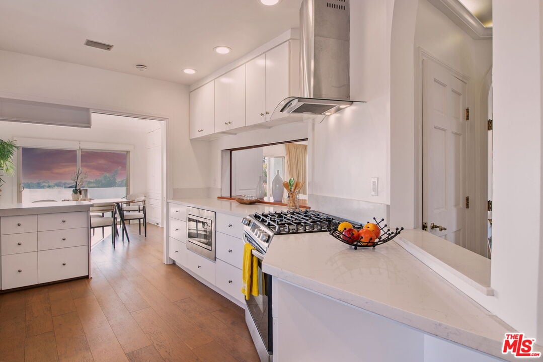 905 Berkeley St, 90403