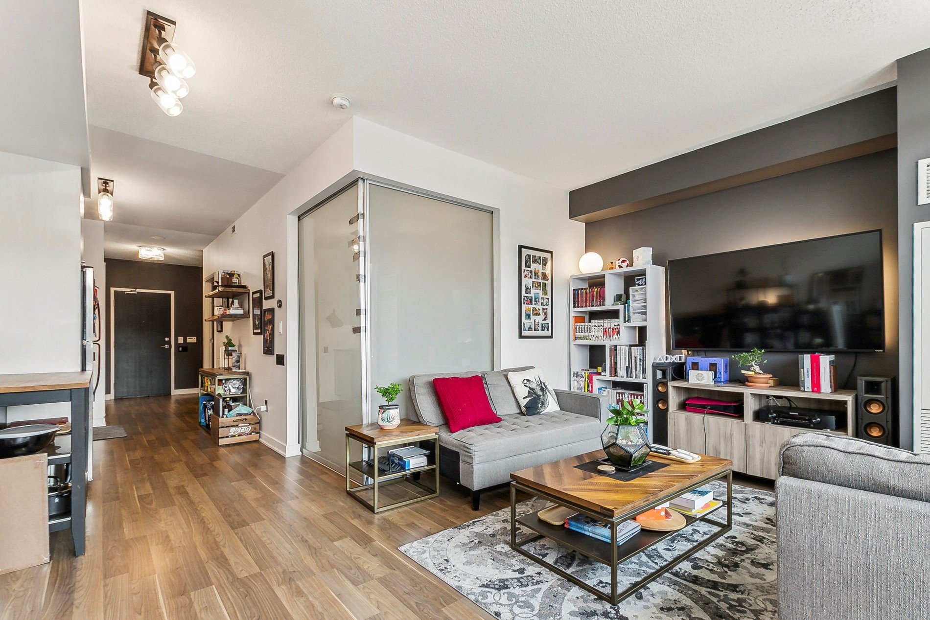 775 King St W Unit: 906