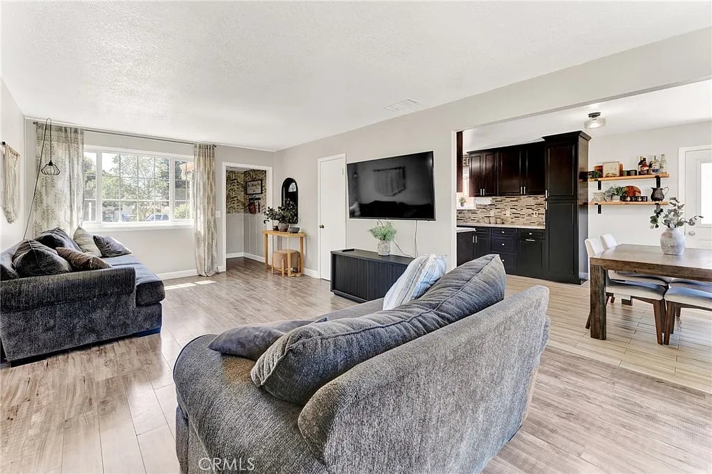 6218 N Hanlin