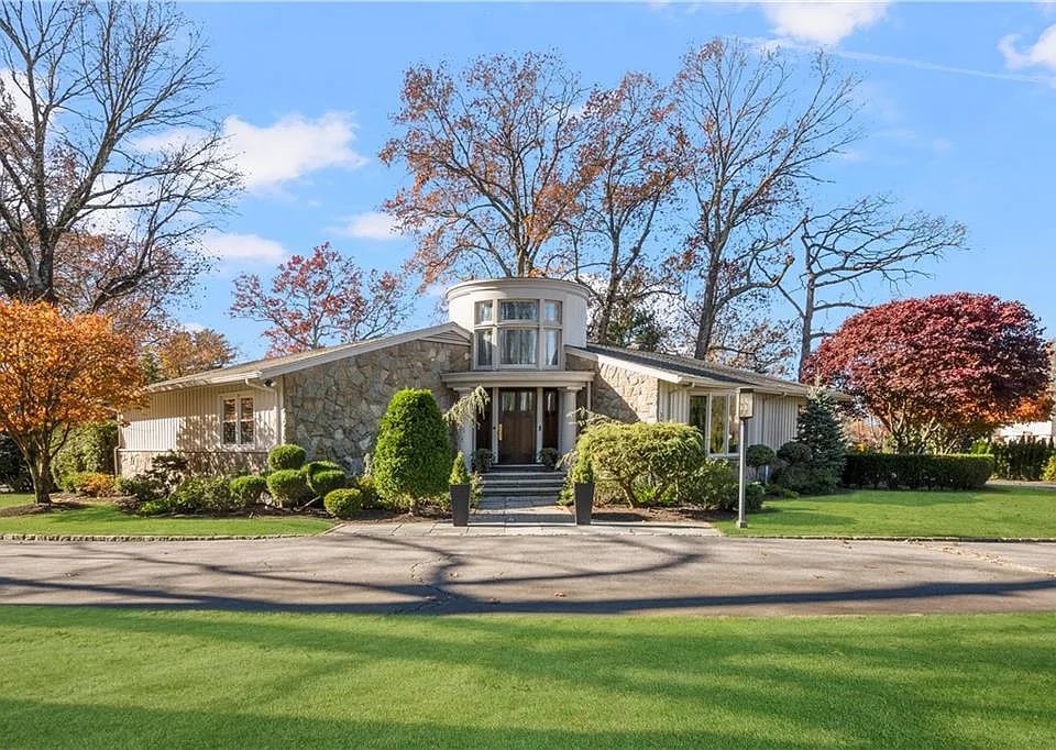 315 Meshanticut Valley Pkwy