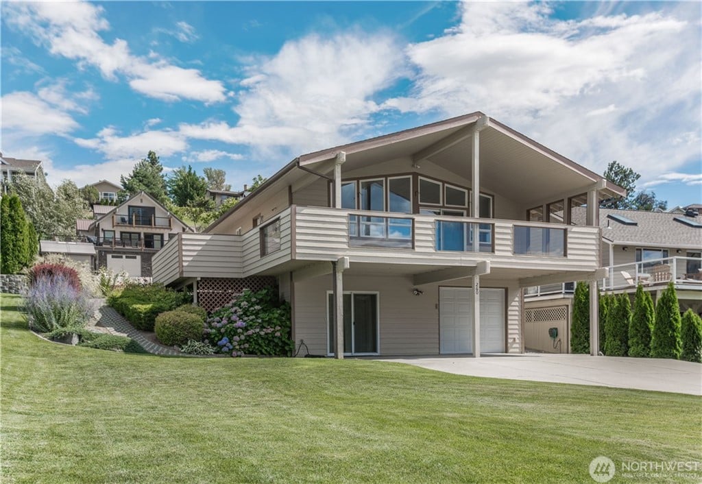 260 Lakefront Dr