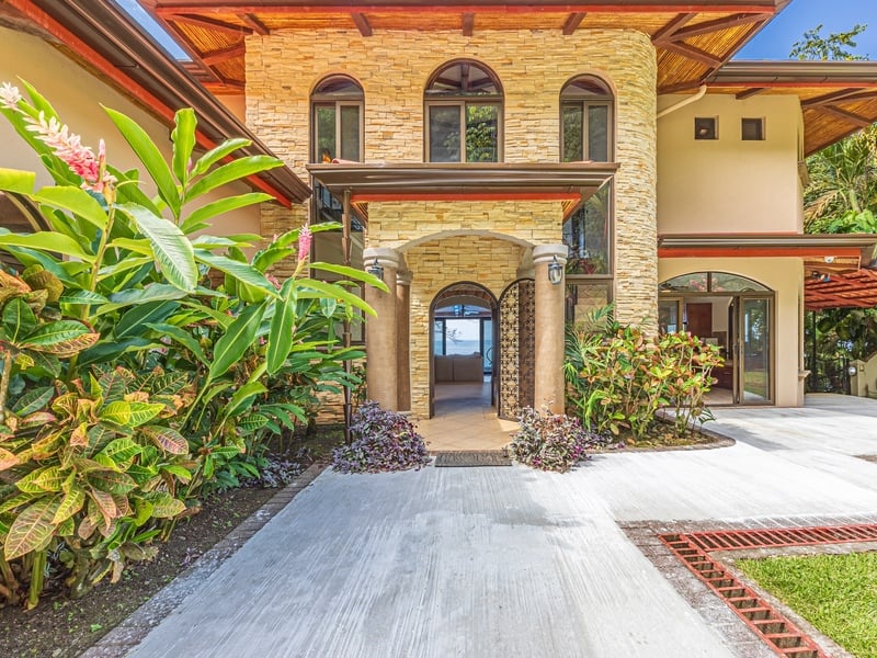 Villa Pacifica: Luxury Oceanview Retreat Steps from the Beach