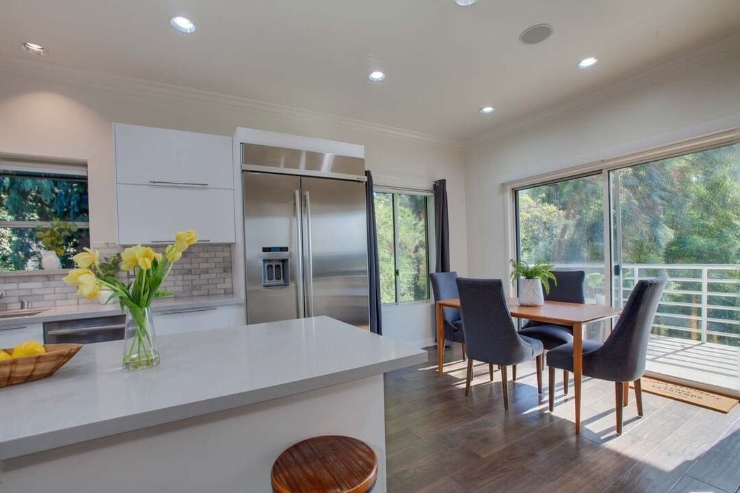 Solaris Manor, N Knoll Dr, 90068