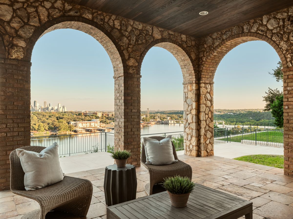 Lakeshore Horizon: Waterfront Villa with Lake & City Views