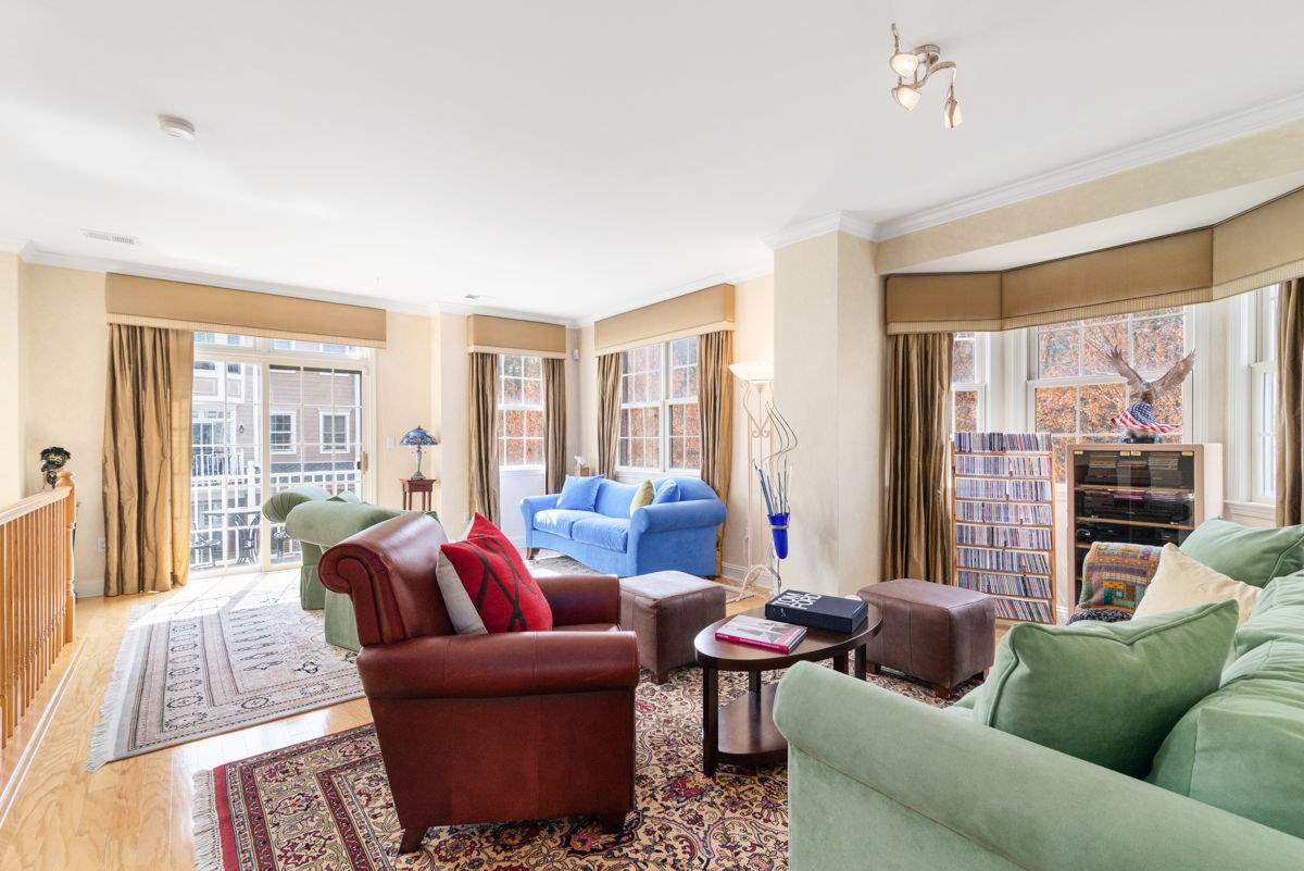 281 Roslyn Ct