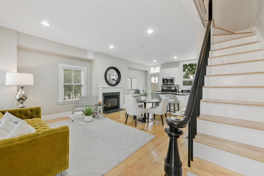 2 Glover Ct