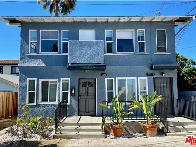 219 E 10th St