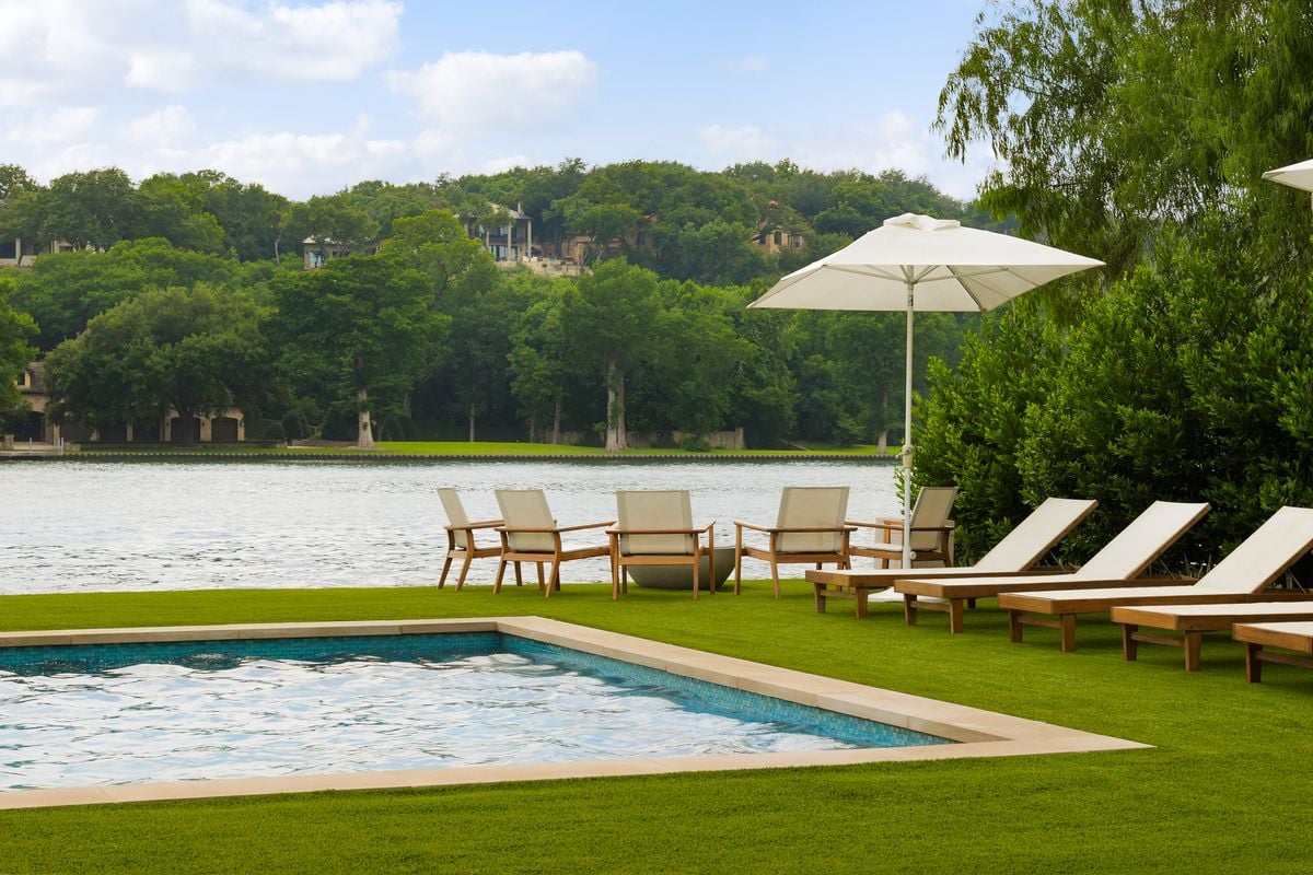 Lakeshore Elegance: A Luxurious Waterfront Retreat on Lake Austin