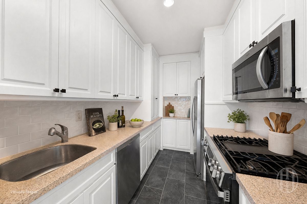 201 W 72nd Street 16E