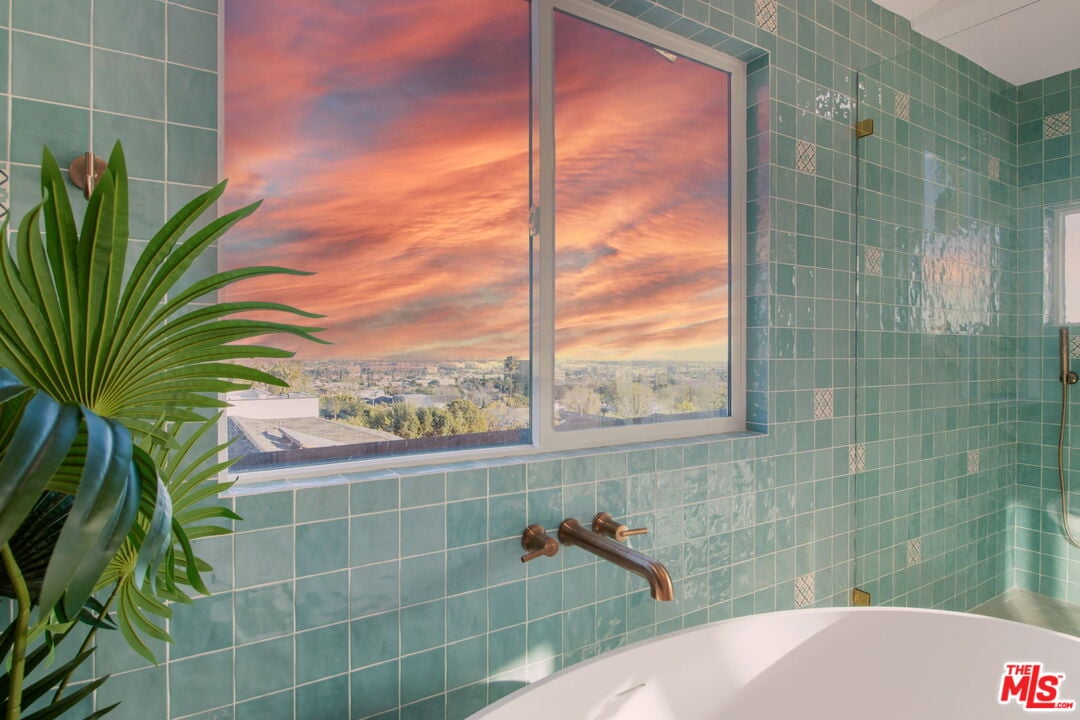 905 Berkeley St, 90403