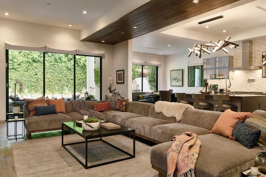 N Bowling Green Way, 90049