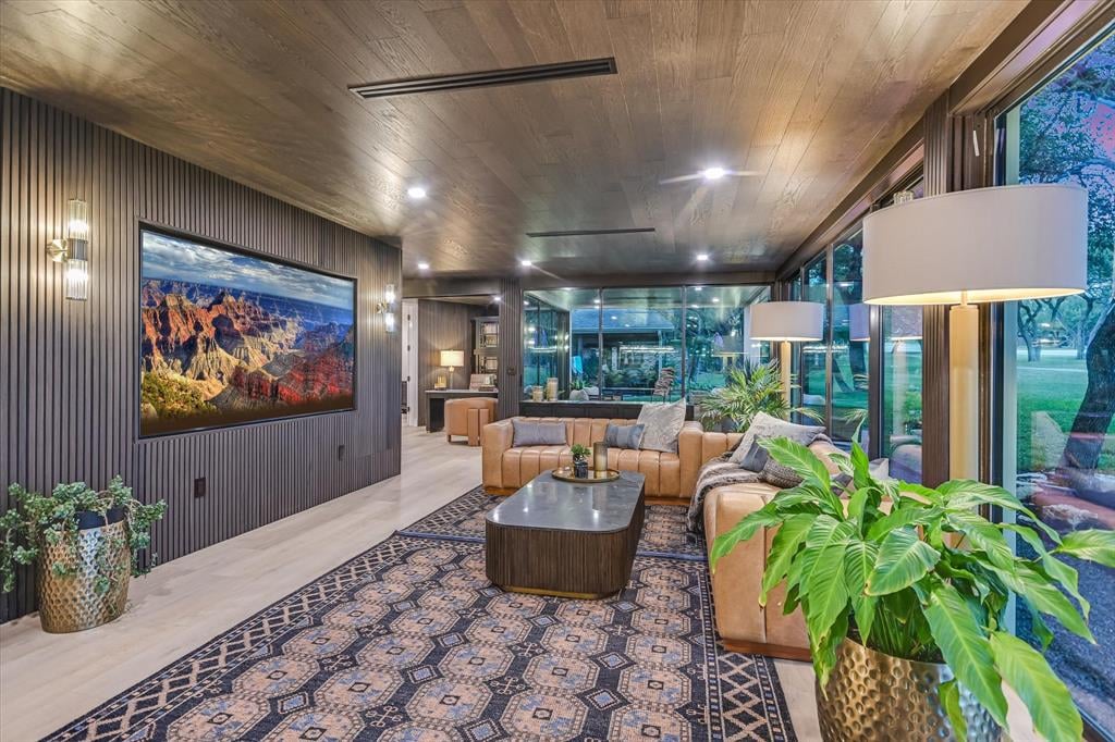 6204 Lost Horizon Drive