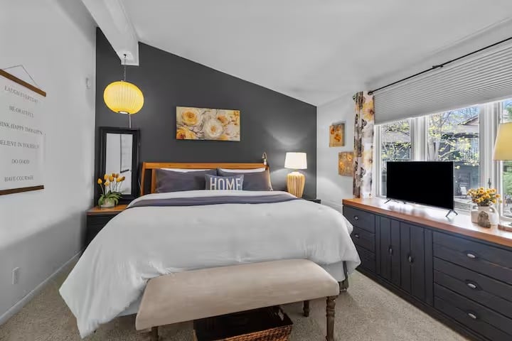 The Landis, elegant condo w/ king bed & fireplace!