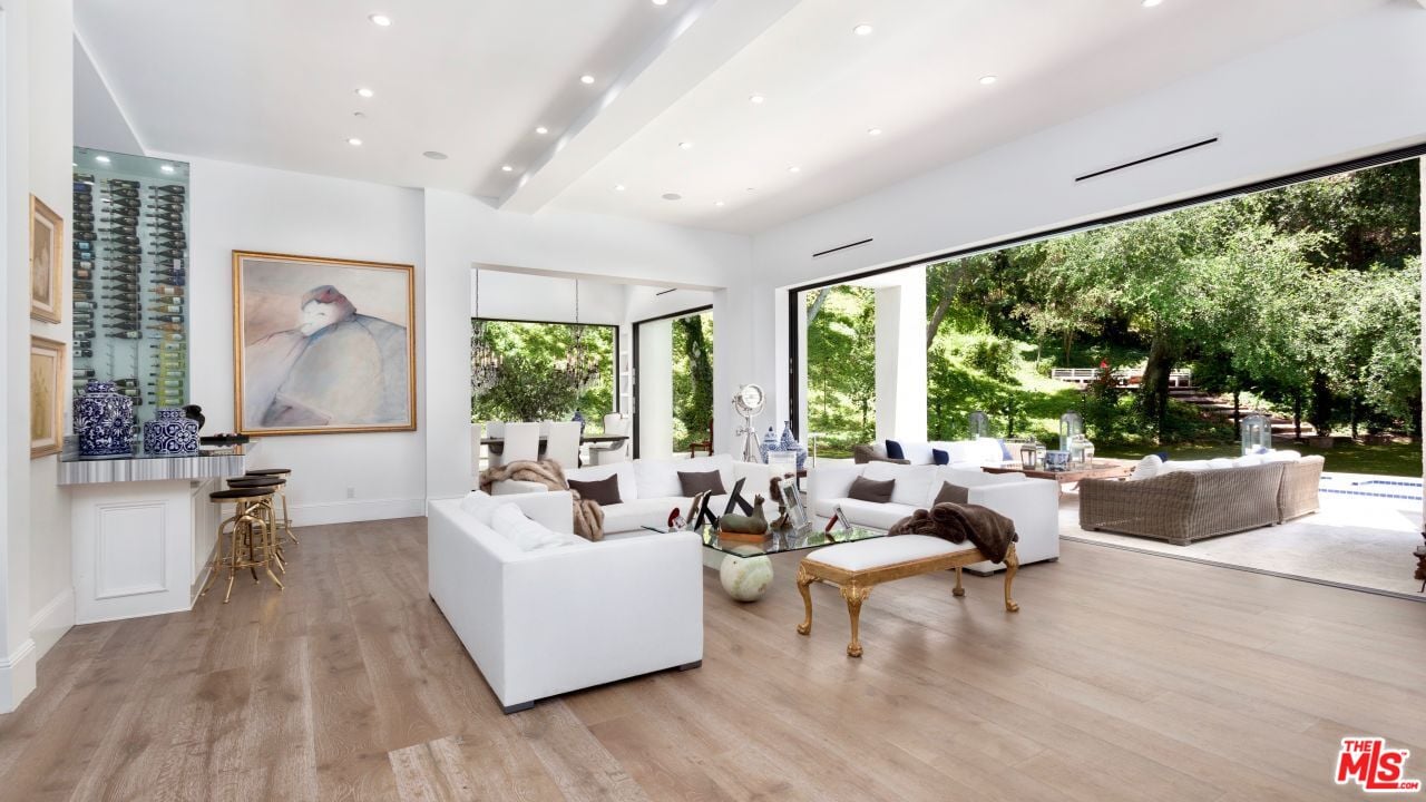 2231 Benedict Canyon Drive