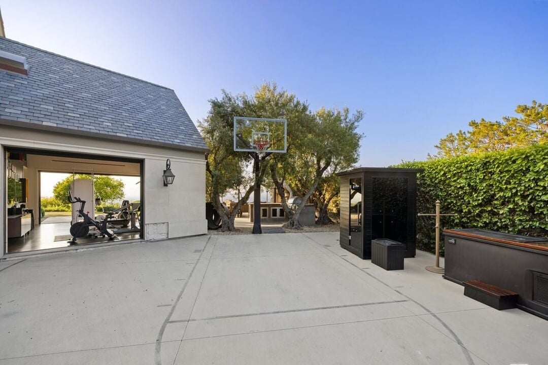 Stone Ridge Ln, 90077