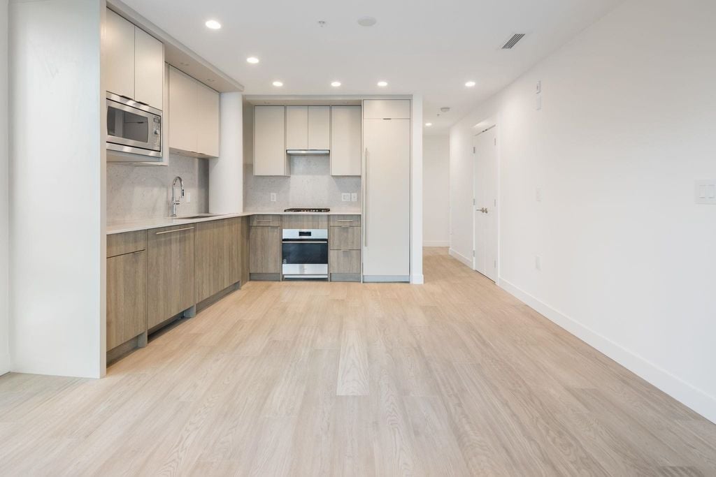 7638 Cambie St, #206