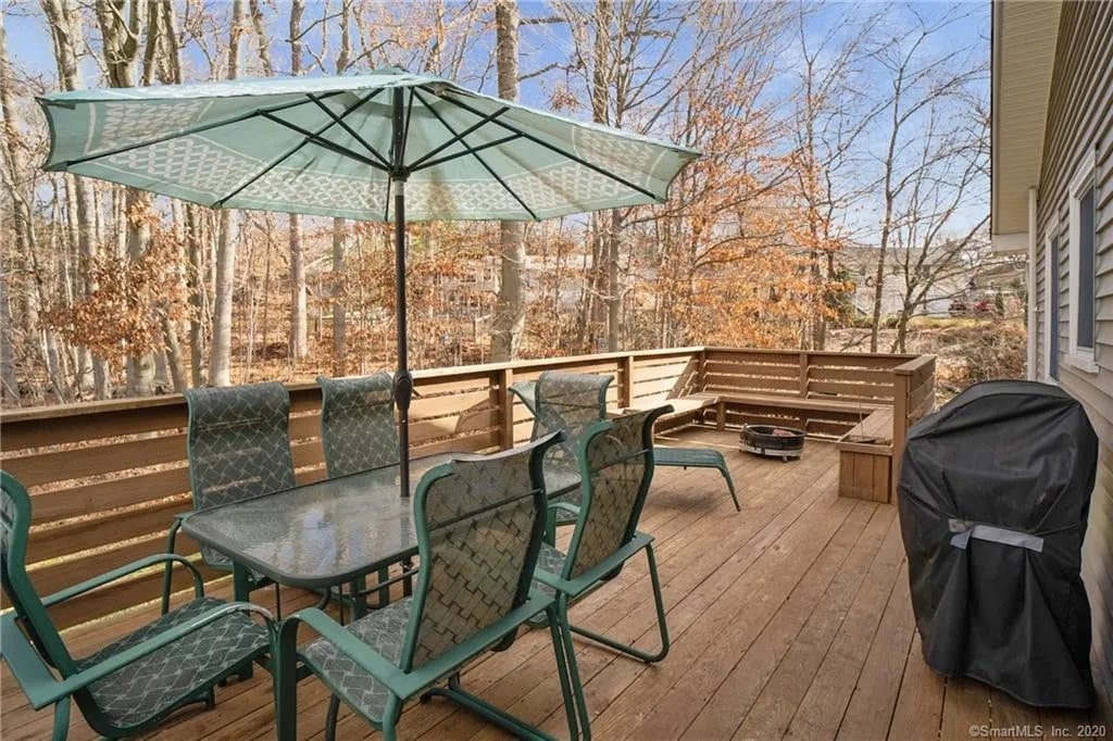 28 Surrey Dr, Norwalk