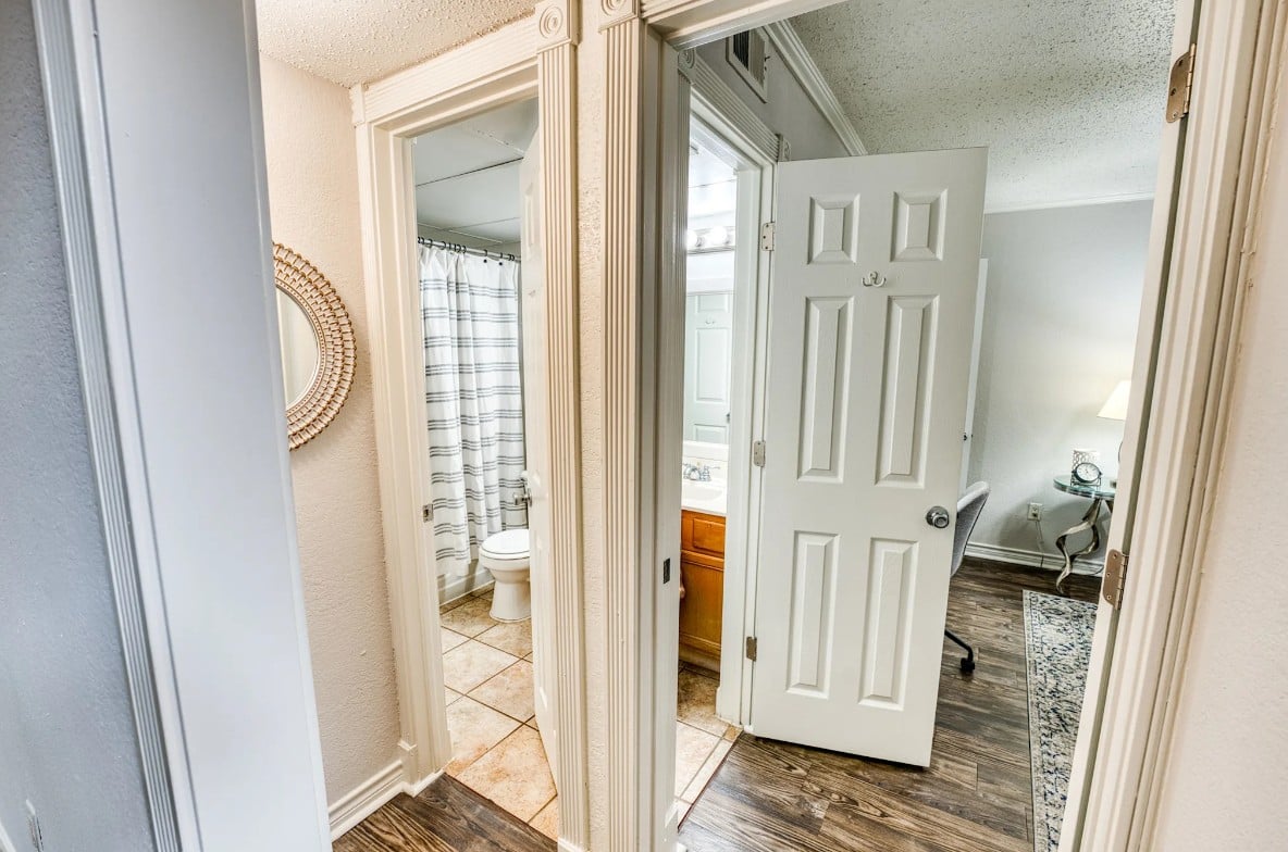 Beautiful north Central 1/1; be close to everything!