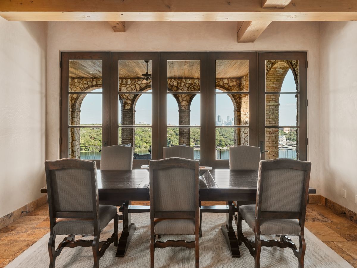Lakeshore Horizon: Waterfront Villa with Lake & City Views