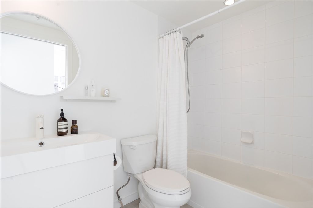 480 Robson St, #1405