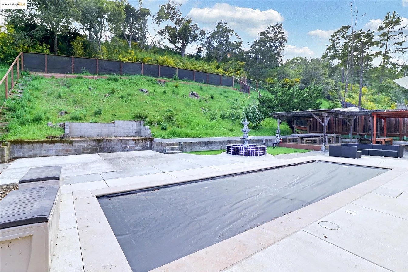 8153 Surrey Ln