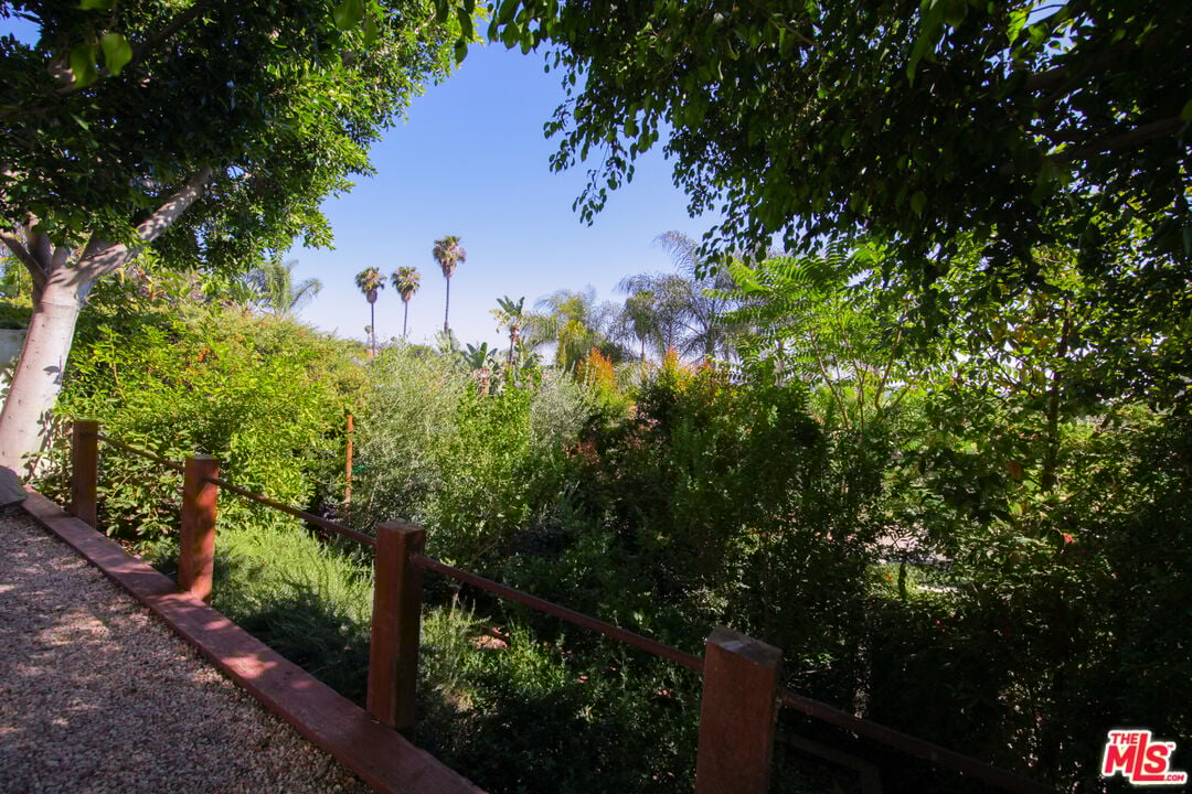 2211 Ben Lomond Dr