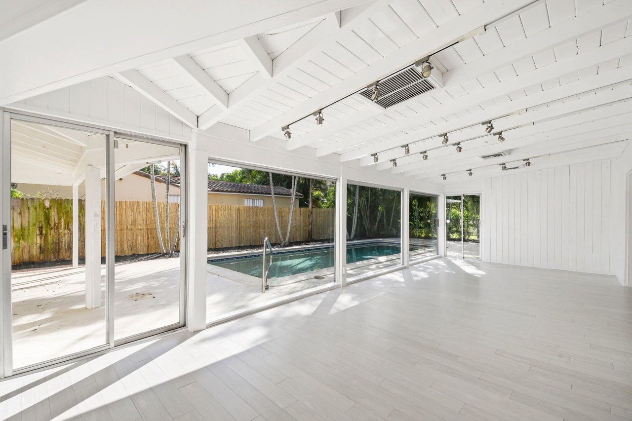 270 Russlyn Dr