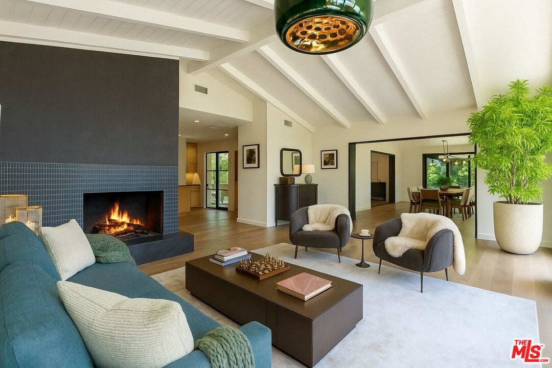 Halo Crest, Queens Rd, 90069