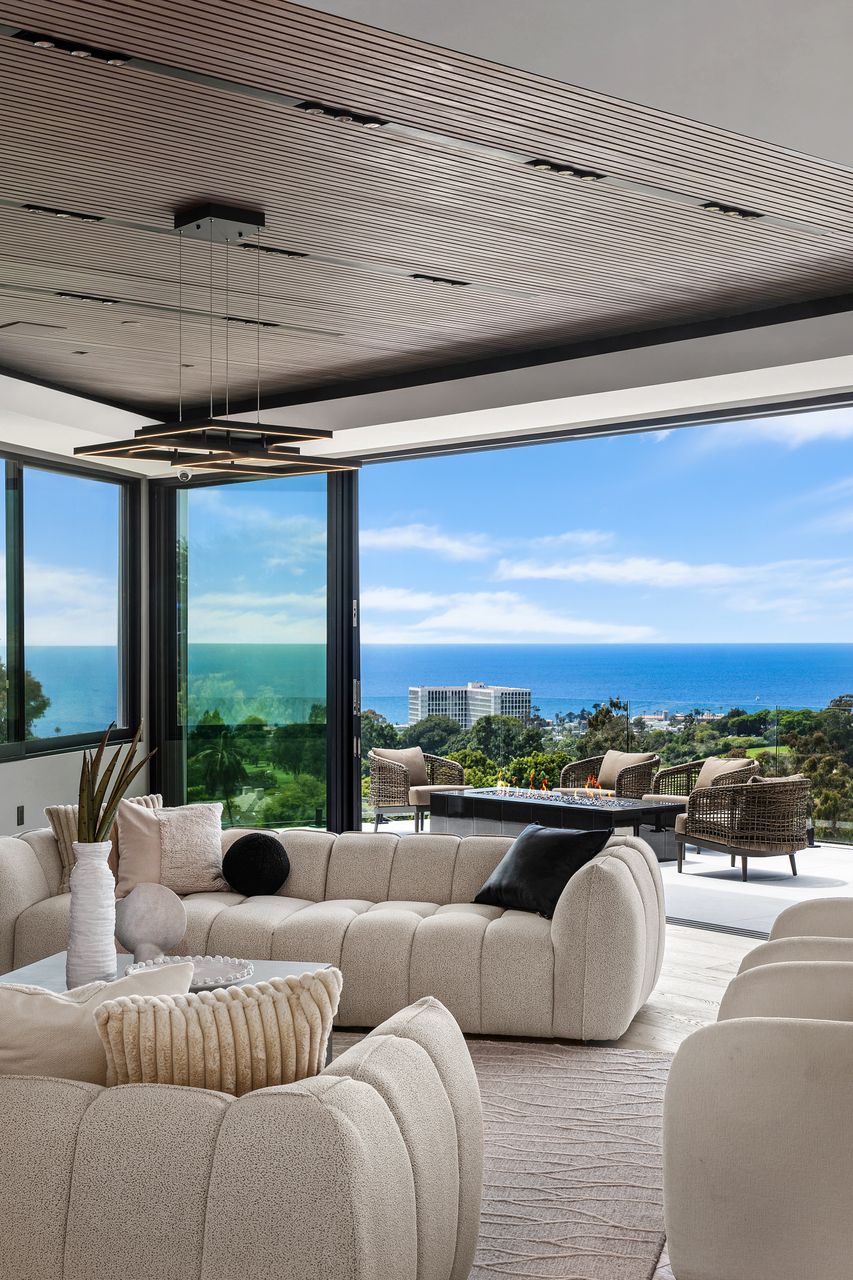 6627 Muirlands Dr, La Jolla, CA 92037