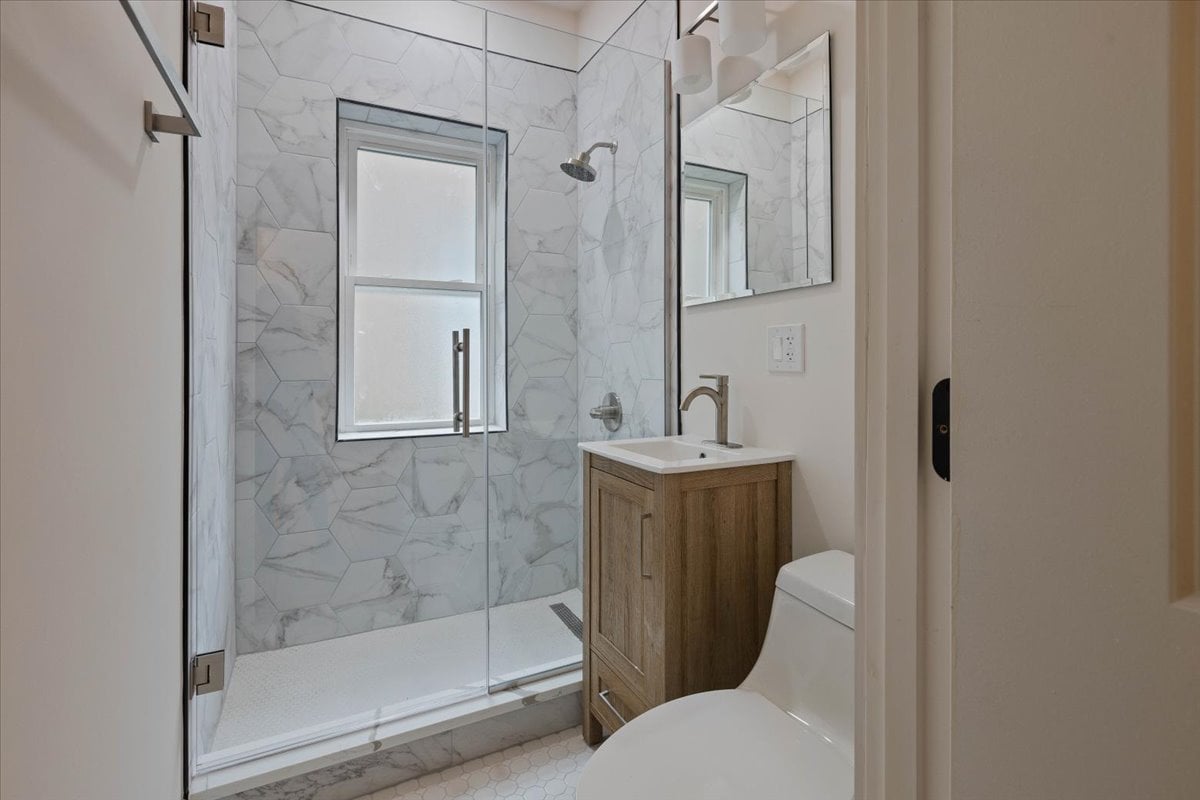 4138 N Clarendon Ave. #3R