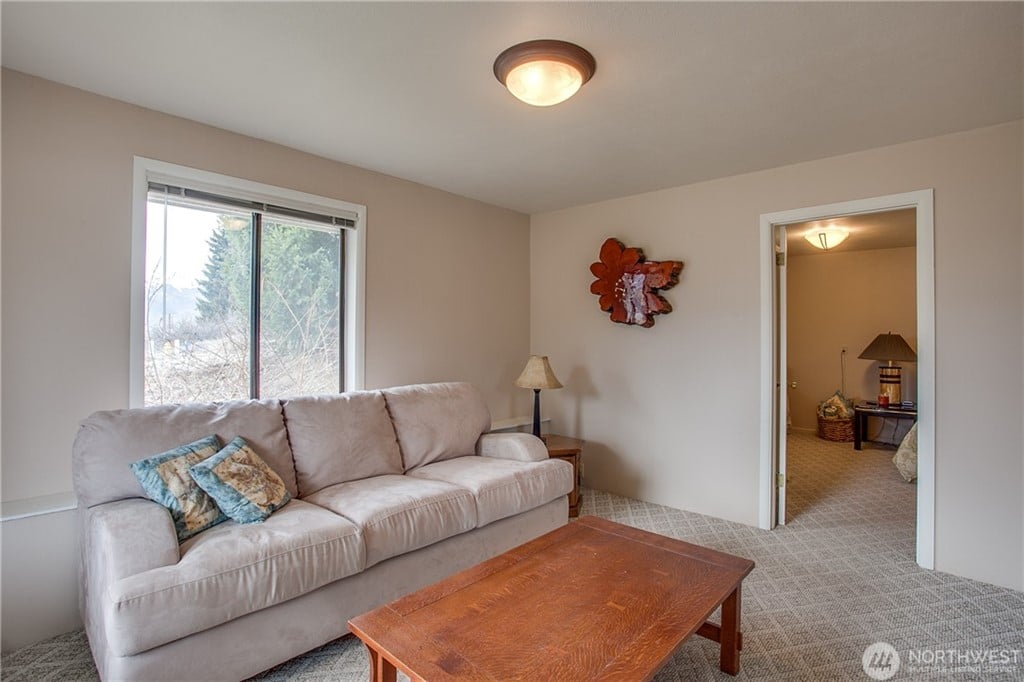261 Lakeview Pl