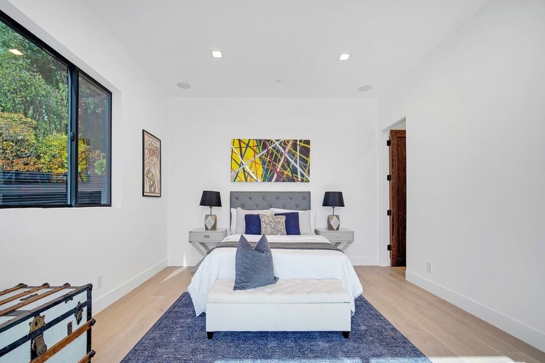 Canyon Lake Dr, 90068