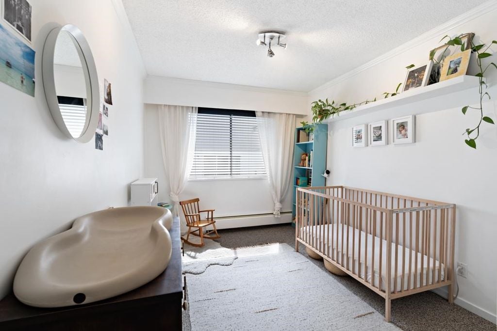 270 W 1st St, #202